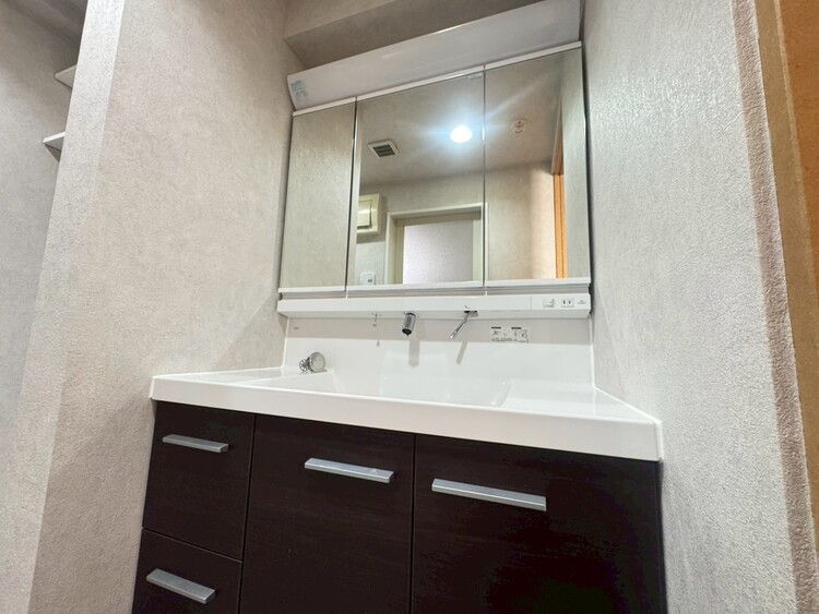 その他 清潔感を感じられる洗面化粧台。