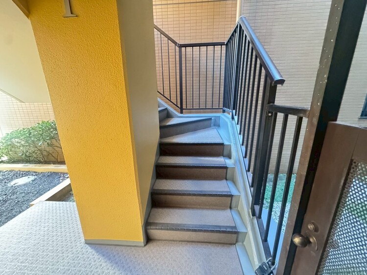 その他 共用部の階段です。明るく清潔に管理されています。