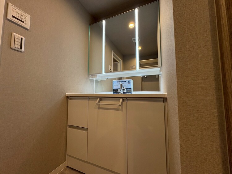 その他 清潔感を感じられる洗面化粧台。