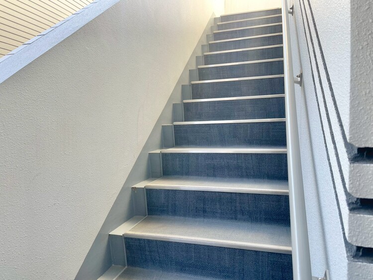 その他 共用部の階段です。明るく清潔に管理されています。