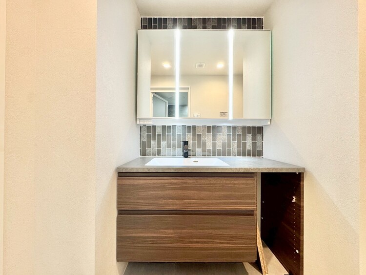 その他 清潔感を感じられる洗面化粧台。