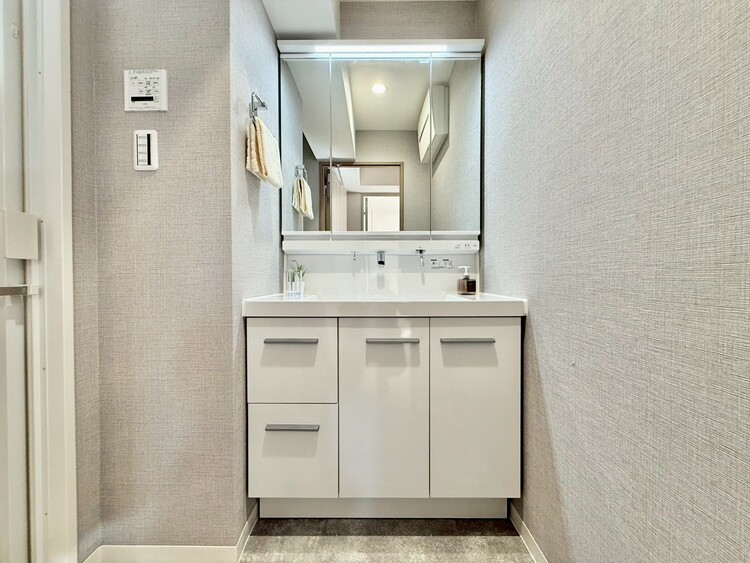 その他 清潔感を感じられる洗面化粧台。