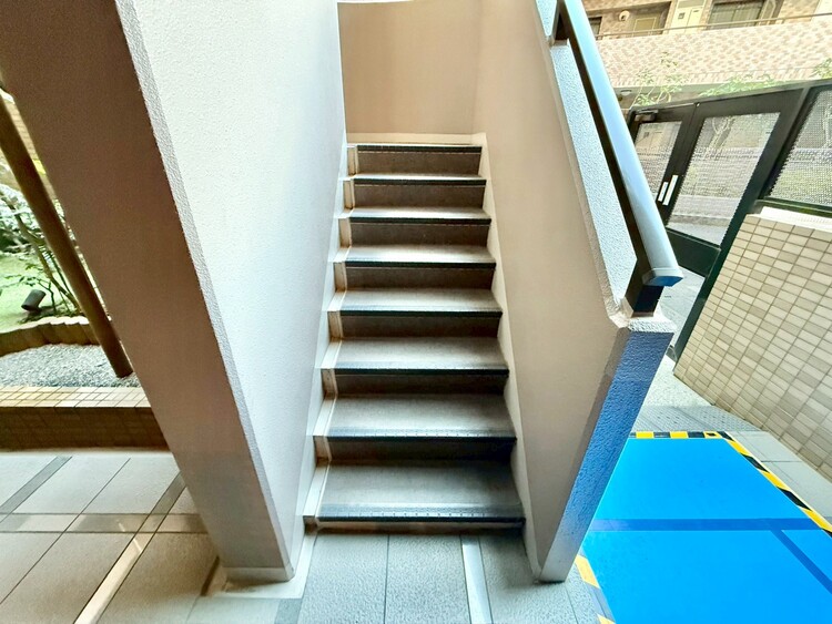 その他 共用部の階段です。明るく清潔に管理されています。