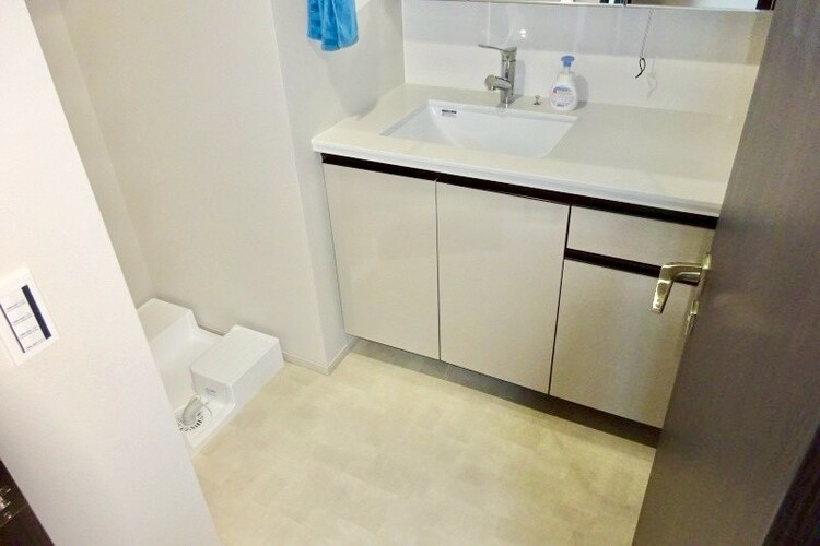 その他 清潔感を感じられる洗面化粧台。