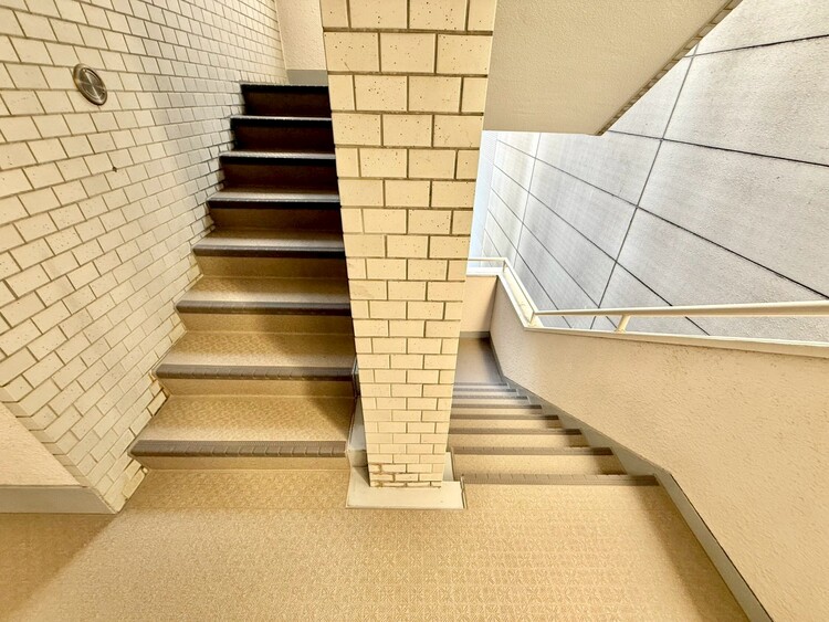 その他 共用部の階段です。明るく清潔に管理されています。