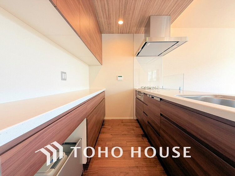 キッチン 落ち着きのあるカラーで統一された清潔感と気品が溢れるキッチン