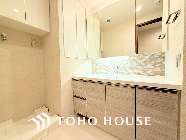 洗面 白を基調とした清潔感のある洗面室で朝の身支度を