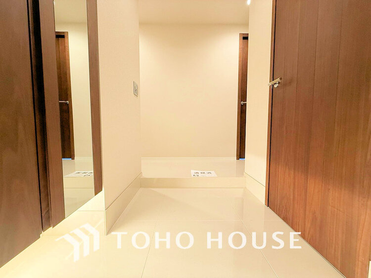 玄関 落ち着いた雰囲気の玄関、家族の帰りを暖かく迎えてくれます