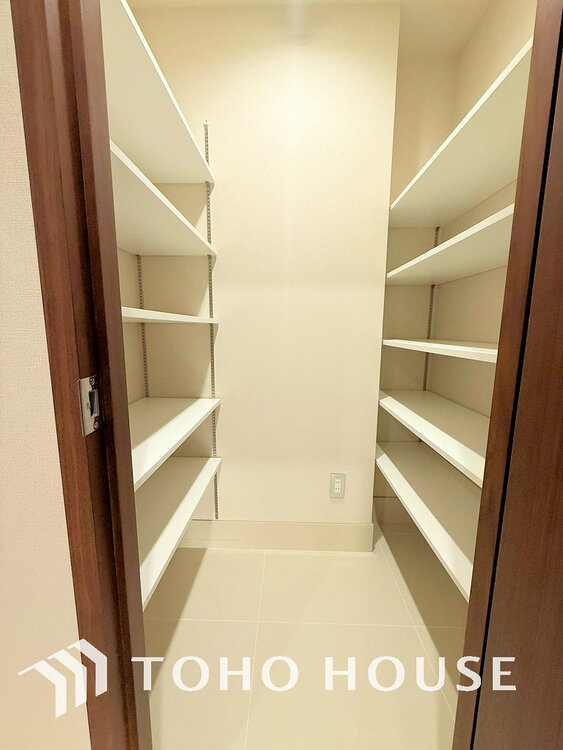 玄関 天井まである玄関収納はご家族分の履物も余裕で収納可能