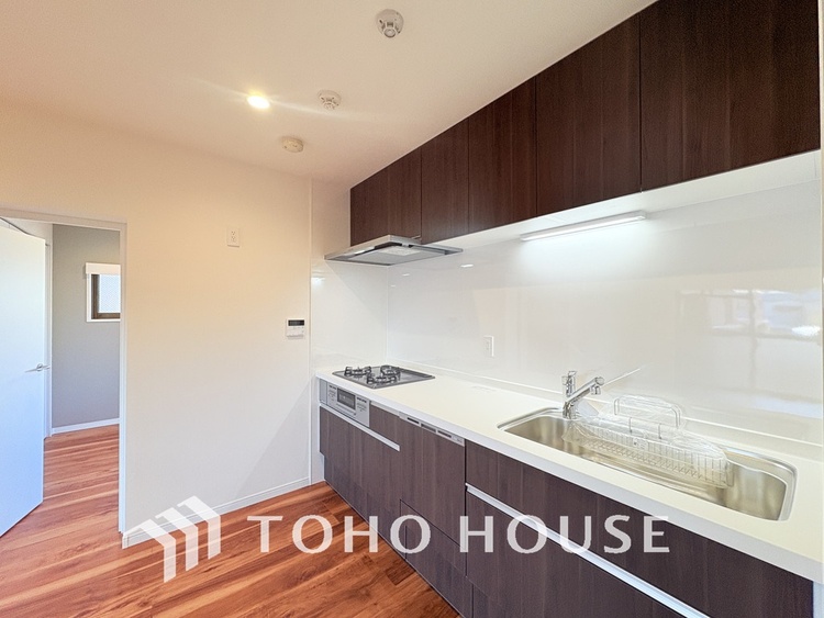 キッチン 落ち着いたカラーのキッチンは清潔感と気品が溢れています