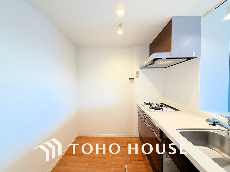 キッチン 落ち着きのあるカラーで統一された清潔感と気品が溢れるキッチン(リフォーム前)