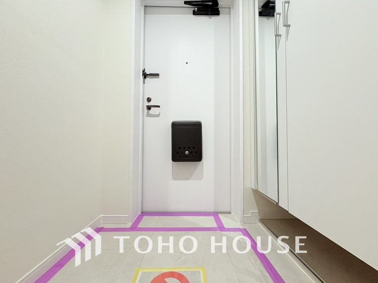 玄関 飾り過ぎないシンプルな内装の玄関