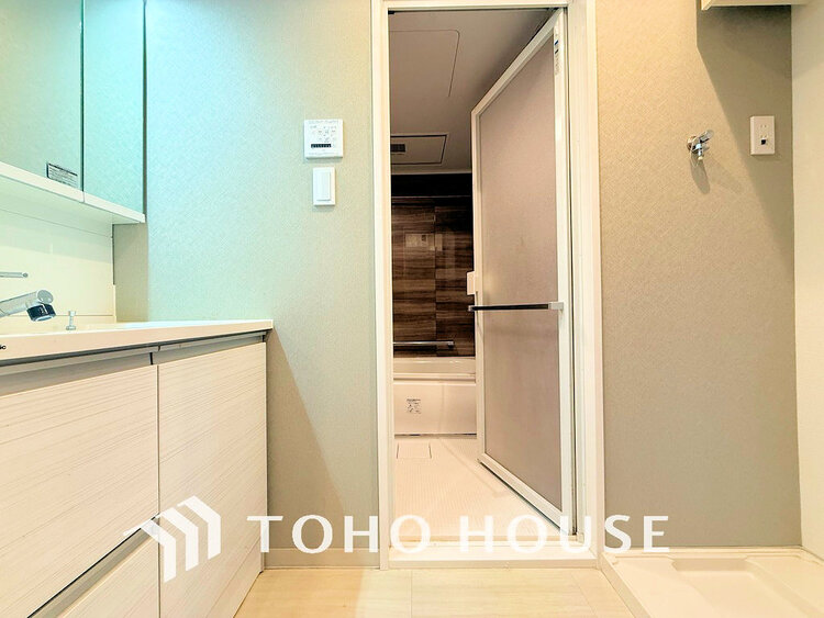 洗面 白を基調とした清潔感のある洗面室で朝の身支度を(リフォーム前)