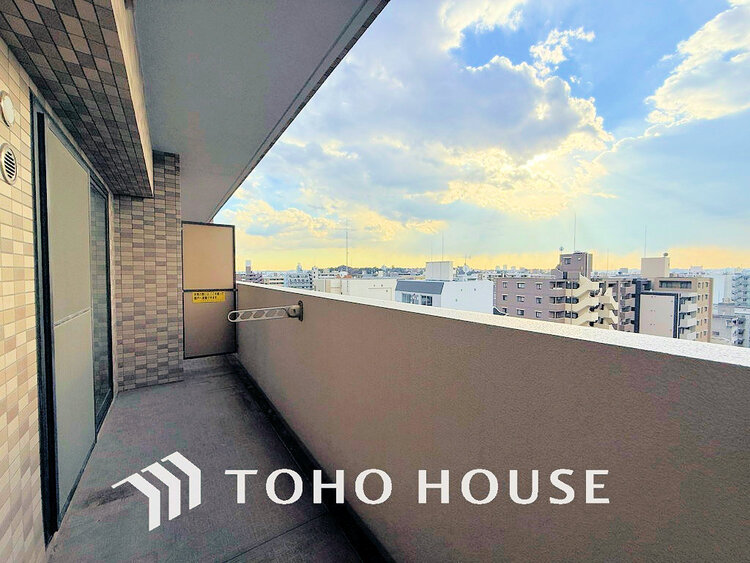 バルコニー 日当たりの良いバルコニーで晴れの日の洗濯物も楽しみになりますね