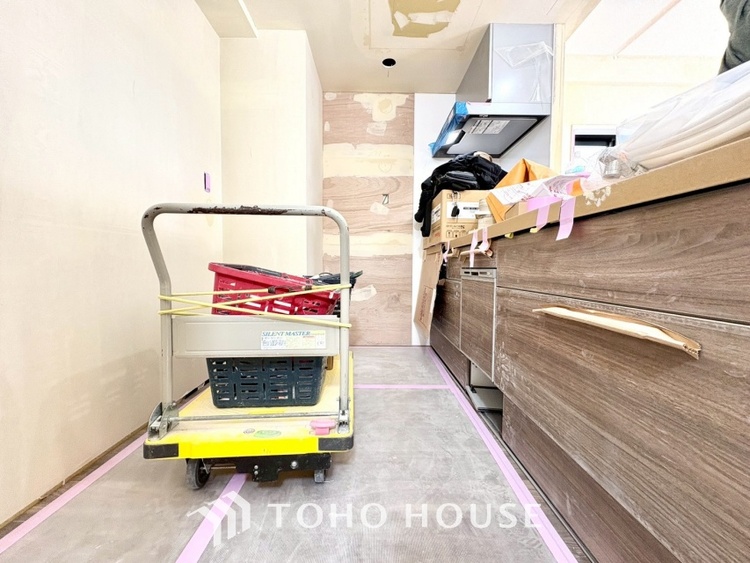 キッチン 【改装中】手元の収納から、足元の収納までが全てスライド式で、奥のスペースまで有効に活用できます。奥まで上から見渡せるので、たまにしか使わない調理器具もサッと取出せます。