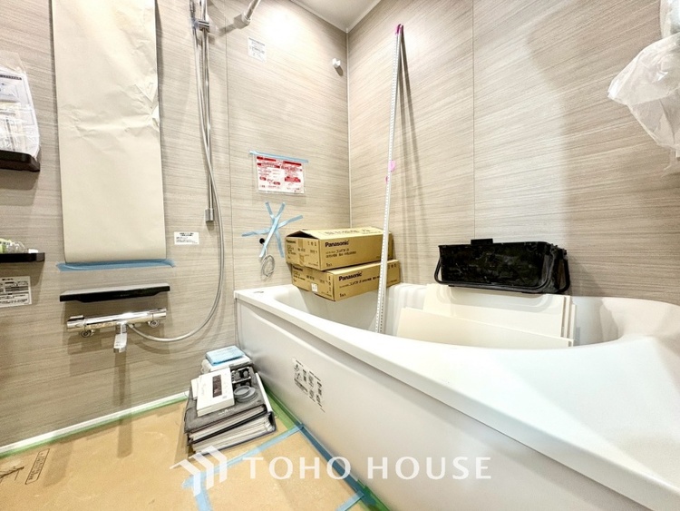 風呂 【改装中】【浴室】《一日の疲れを落としてくれる場所は、落ち着く場所でなければならない》　高級感溢れるカラーと大きさ・柔らかな曲線で構成された半身浴も楽しめるバスタブが心地よさをもたらします。