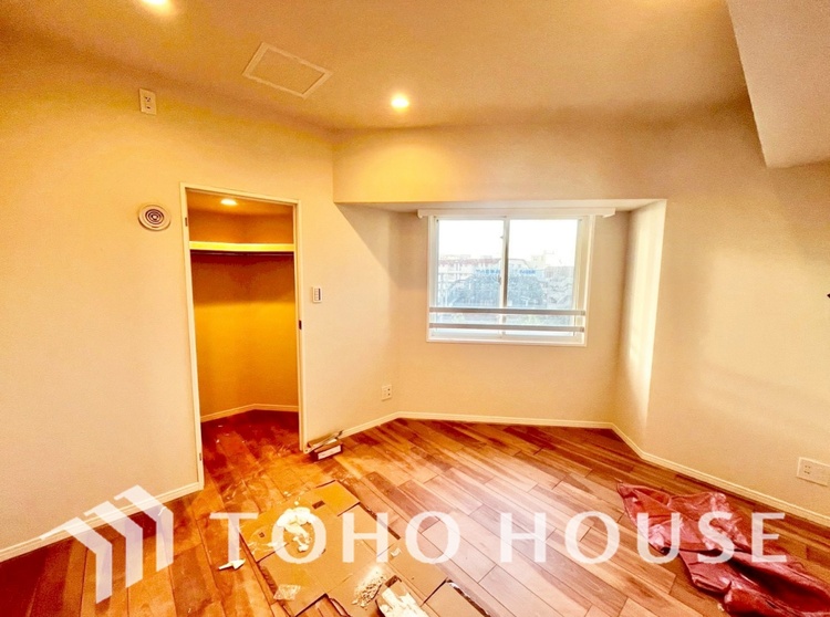 内装 ◆サンサンと◆差し込む太陽の光がこのリビングに笑いをもたらす。ソファの上のクッションがポカポカした暖気にぬくぬくと微睡んでいる。