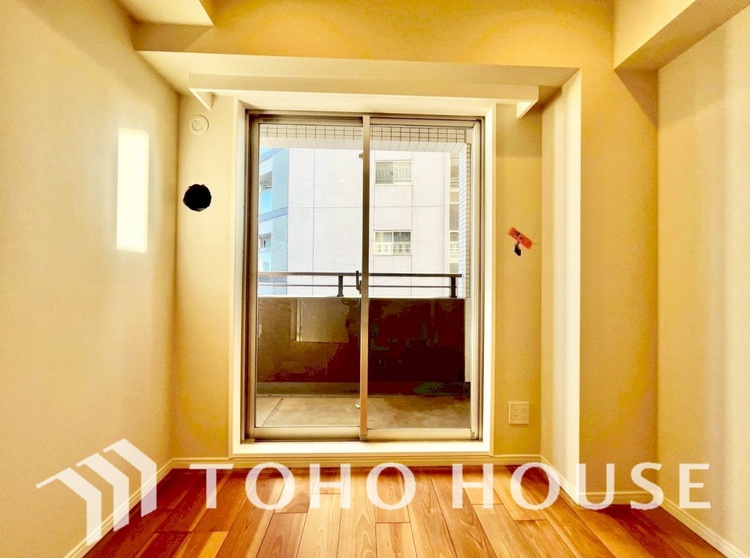 内装 使いやすく、明るい洋室に仕上がります。子供部屋や趣味のお部屋にご利用できます。ご自身で家具などを配置し、素敵な空間を創り上げられます。