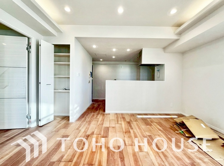 内装 話に夢中になりすぎて、ついつい時を忘れ、夜半過ぎになってしまう。そんな束の間の幸せを感じさせてくれます。