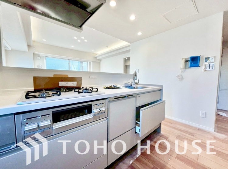 キッチン 手元の収納から、足元の収納までが全てスライド式で、奥のスペースまで有効に活用できます。奥まで上から見渡せるので、たまにしか使わない調理器具もサッと取出せます。