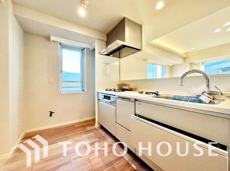 キッチン ◆愛育◆キッチンは家族の絆を育む大切な空間。シンプルで使い易いSystemKitchenで愉しく作る料理は愛情のある美味しいご馳走に。家族で使える広々としたダイニングキッチンです。