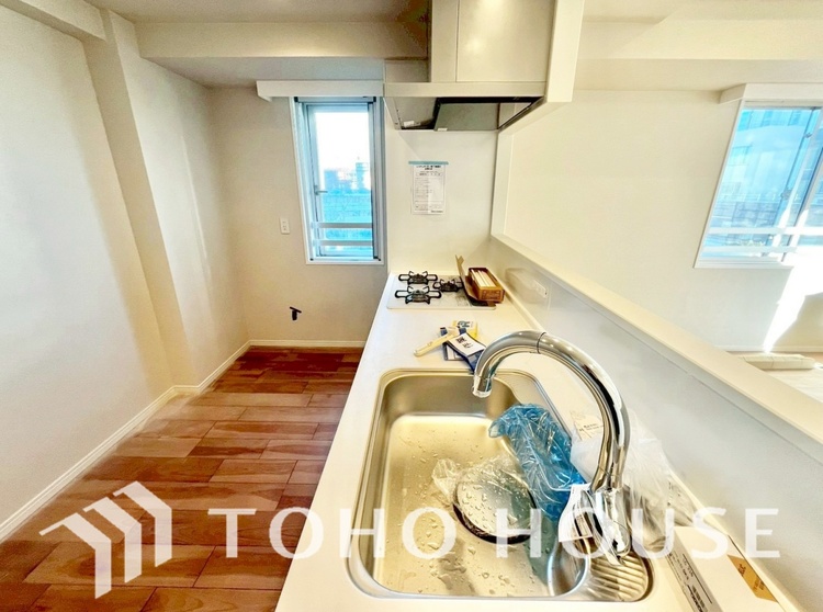 キッチン キッチンは家族の絆を育む大切な空間。シンプルで使い易いシステムキッチンで愉しく作る料理は愛情のある美味しいご馳走に。家族で使えるダイニングキッチンです。