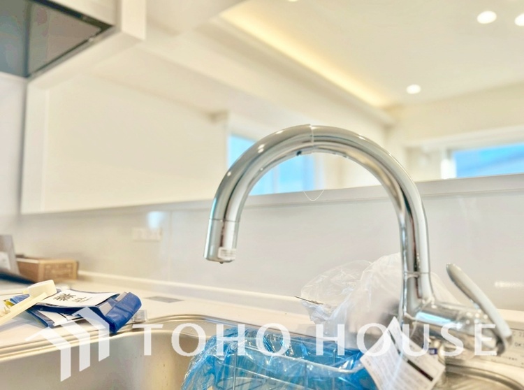 キッチン キッチンは家族の絆を育む大切な空間。シンプルで使い易いシステムキッチンで愉しく作る料理は愛情のある美味しいご馳走に。家族で使えるダイニングキッチンです。