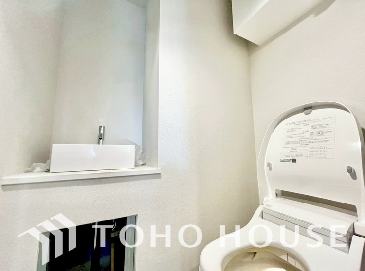 トイレ 清潔感あるホワイト調のクロスと温もり溢れるモダンカラーの床材が見事に調和した本邸宅は、毎日の生活を少しでも快適に過ごして頂ける様に落ち着いた雰囲気作りから行っています。