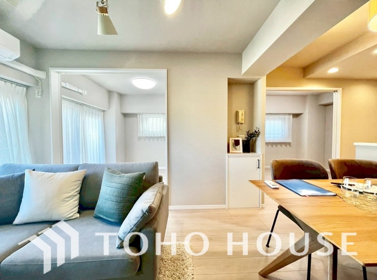 内装 風の通り道。舞い込んでくる風が優しく躍り、室内に爽やかな空気を運んでくる。そこに季節の息吹を感じて、いまがどんな季節なのかを実感する。