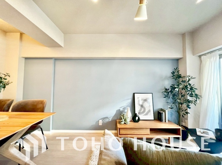 内装 ◆サンサンと◆差し込む太陽の光がこのリビングに笑いをもたらす。ソファの上のクッションがポカポカした暖気にぬくぬくと微睡んでいる。