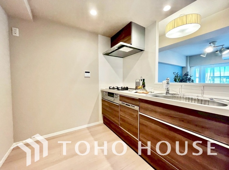 キッチン ◆愛育◆キッチンは家族の絆を育む大切な空間。シンプルで使い易いSystemKitchenで愉しく作る料理は愛情のある美味しいご馳走に。家族で使える広々としたダイニングキッチンです。