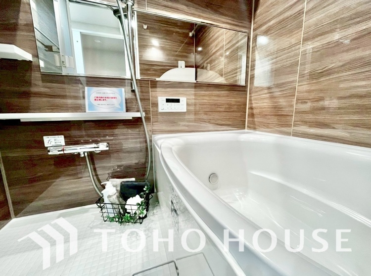 風呂 【浴室】《一日の疲れを落としてくれる場所は、落ち着く場所でなければならない》　高級感溢れるカラーと大きさ・柔らかな曲線で構成された半身浴も楽しめるバスタブが心地よさをもたらします。