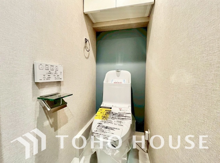 トイレ 清潔感あるホワイト調のクロスと温もり溢れるモダンカラーの床材が見事に調和した本邸宅は、毎日の生活を少しでも快適に過ごして頂ける様に落ち着いた雰囲気作りから行っています。