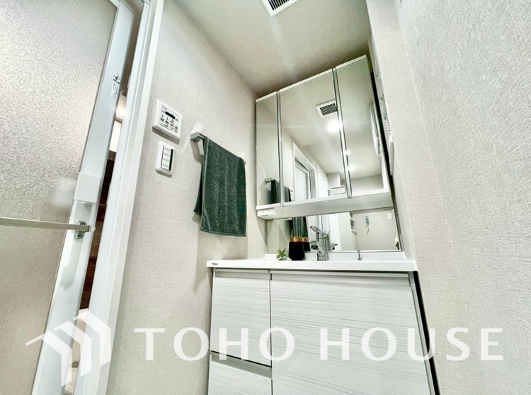 洗面 気持ちの良い朝をつくりだし、夕方には笑顔を取り戻させてくれるミラー。パウダールームはいつでも本来の自分を取り戻せる空間。明るく仕上げてあります。