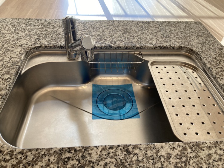 内装 ◆今宵の食卓◆ダウンライトに反射するグラスを眺めながらワインを注ぐ。トクトクと心地いい音をさせながら、フランスの古城を思わせる薫りがたちこめ、とても幸せな時を過ごせる。