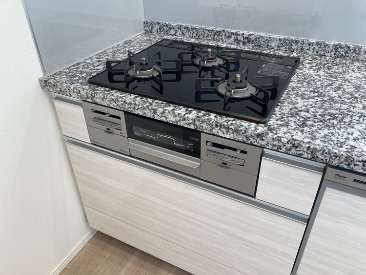 内装 ◆窓を開けると◆冷涼な風、そよぐリビング。だんらんの場所はここから始まり、ここで終わる。家族の笑顔が集う素敵な場所だから、こだわり抜いた思いが詰まっているのだと思う。