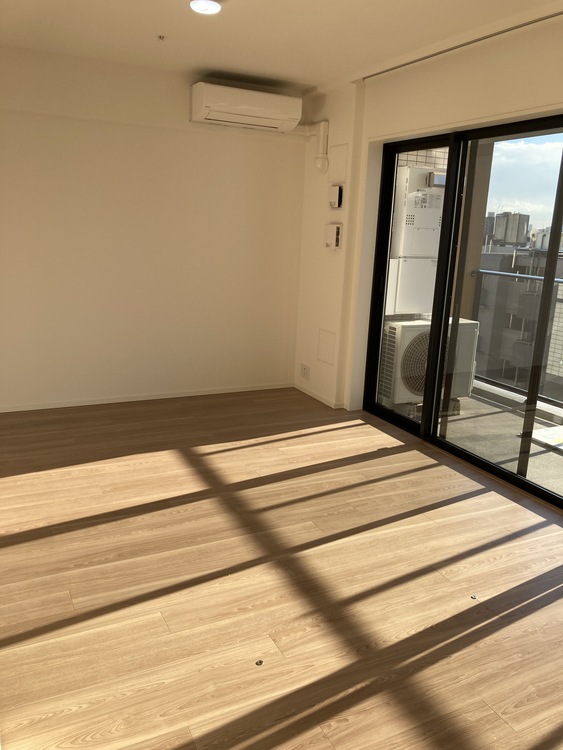 内装 ◆リビングルーム◆そこには目を輝かせ笑顔で見つめてくれる君がいて、「おかえり」の言葉がこだまする。何気ない日々の挨拶は僕にとっては幸せで、同時に君の瞳にも恋している。