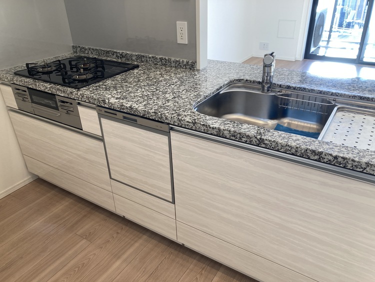 キッチン ◆ここに在る◆事も無げに美しく、伝えるには筆舌に尽くし難い。豪華絢爛や華美と言う事ではなく、住まう者にとって暮らし易く心地がいいと言う美しさがこの住まいには込められている。