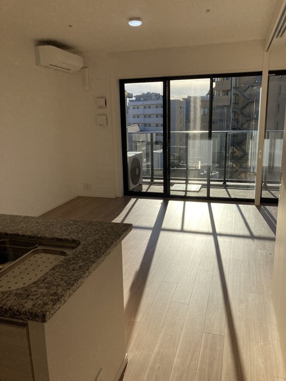 キッチン ◆今宵の食卓◆ダウンライトに反射するグラスを眺めながらワインを注ぐ。トクトクと心地いい音をさせながら、フランスの古城を思わせる薫りがたちこめ、とても幸せな時を過ごせる。