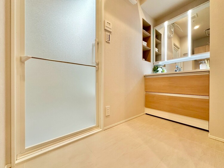 その他 十分な広さの脱衣所。