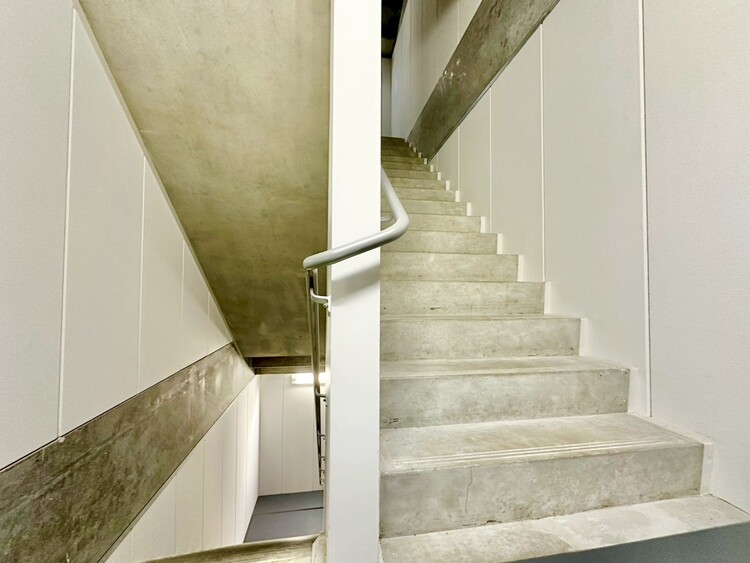 その他 共用部の階段です。明るく清潔に管理されています。