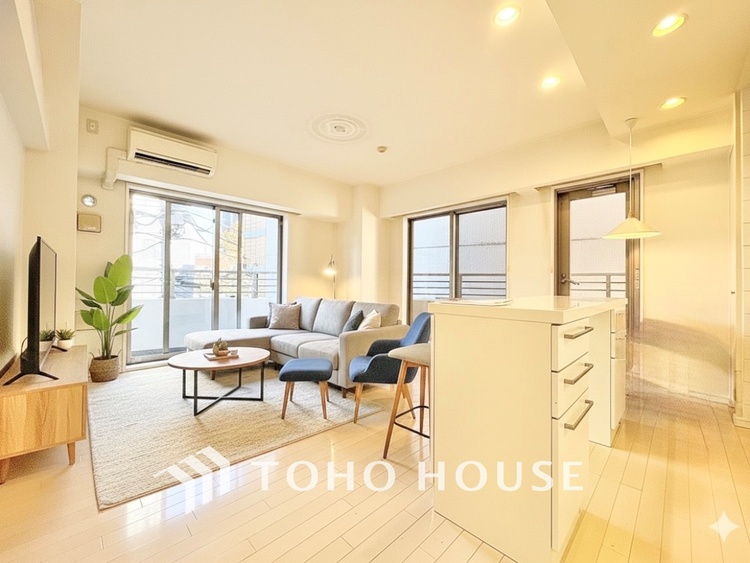 内装 【LIVING】◆煌びやか◆愛おしい家族との団欒の時間をより一層幸せなものに感じさせる煌びやかなLDK。輝かしい毎日が待っています。※この画像の家具の配置には、CGによる加工を施しております。