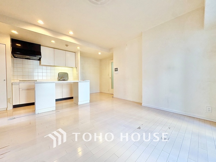 内装 【LIVING】◆眩い◆光が燦々と入り、家族の笑顔を照らす。「いつまでも続いて」と願う夢のような毎日がここにある。