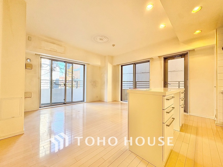 内装 【LIVING】◆扉を◆開くとこの景色。家族の”おかえり”の声が聞こえてきそう。