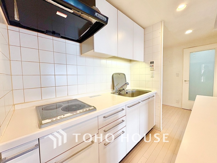 キッチン 【KITCHEN】◆ワクワク◆開放的で機能性も高いシステムキッチン。お子様は毎日のご飯にワクワク！