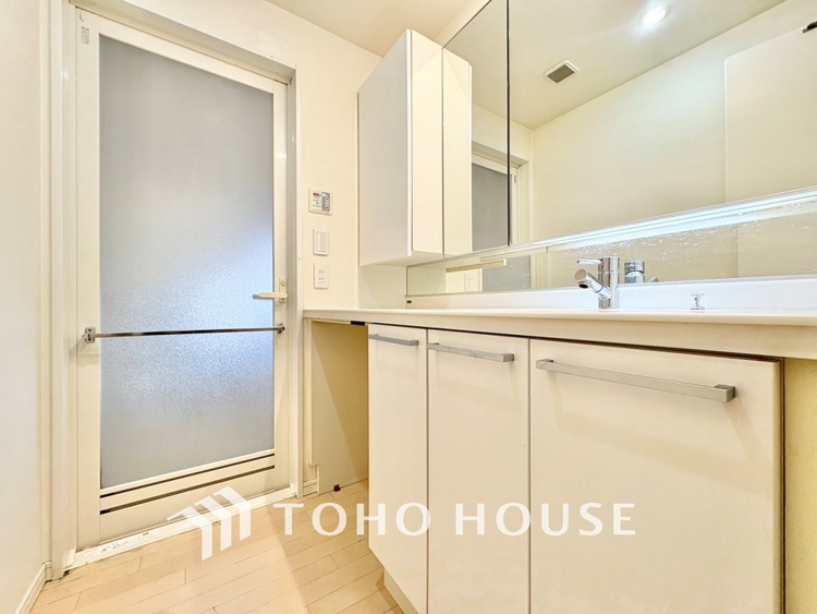 洗面 【WASHROOM】◆快適◆煌びやかな暮らしの中にも忘れたくない快適さ。大きな収納が助けてくれます。