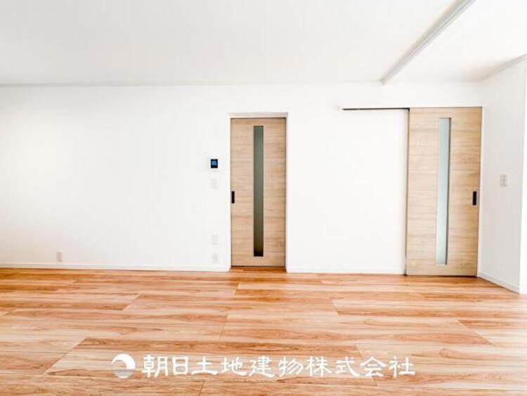 居間 リビングにはみんなが集い、食事や楽しい会話が始まる。