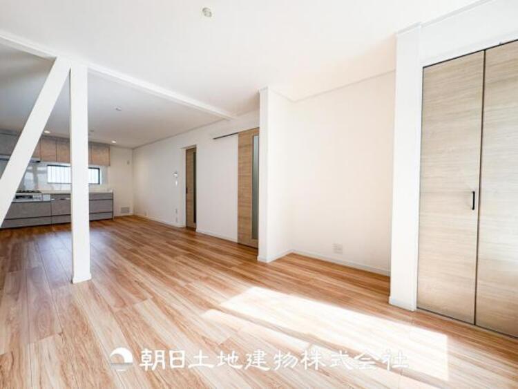 居間 リビングには潤沢な太陽が降り注ぎ、爽やかな住空間を演出しました。