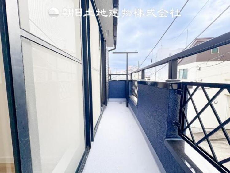 バルコニー 太陽に愛された家。陽当り・通風に優れた魅力的で快適さを追求した住宅です。