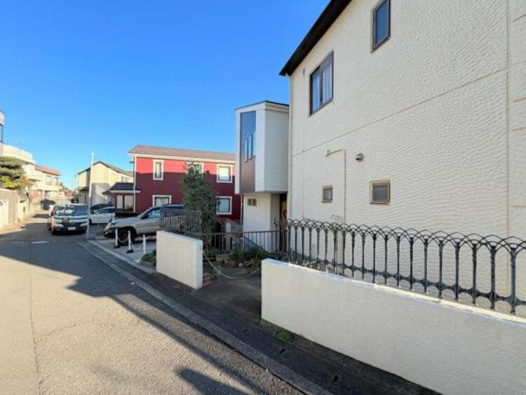 外観 ●〇閑静な住宅地に馴染む落ち着いた色合いの外観。長く愛着を持って住んで頂きたいからこそ飽きのこないシンプルな色目を採用しました。外壁には耐久性・防汚性に優れ、お掃除もしやすいたサイディング材を使用〇● 